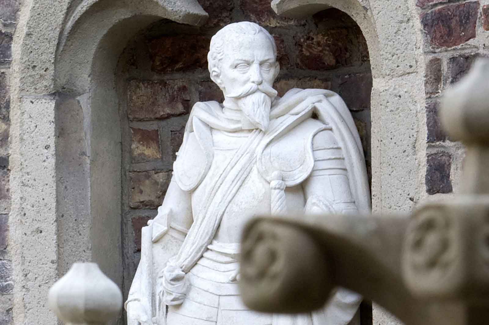 Eine Steinfigur ziert das Mauerwerk des Schloss Paffendorf